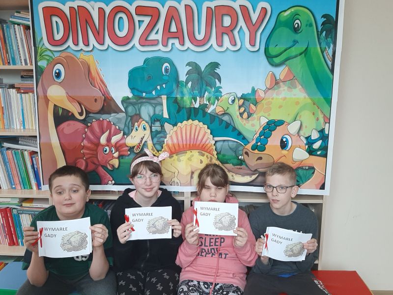Dni Bajek o&nbsp;Dinozaurch w&nbsp;bibliotece szkolnej.