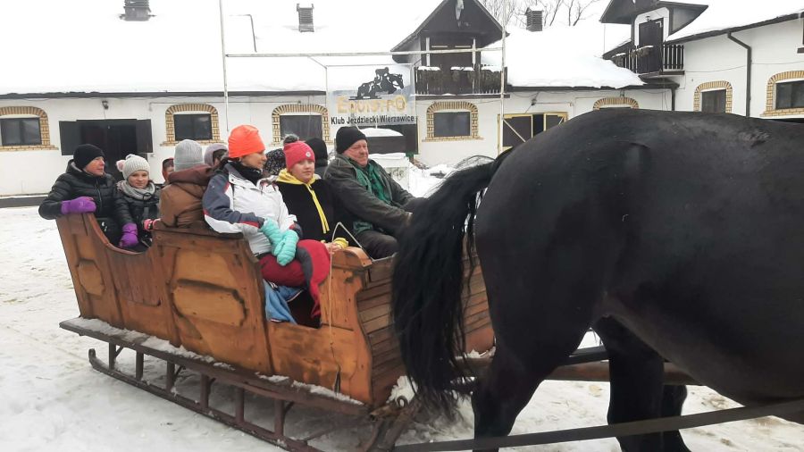 Zimowa przygoda w&nbsp;Wierzawicach – kulig pełen radości i&nbsp;śmiechu.